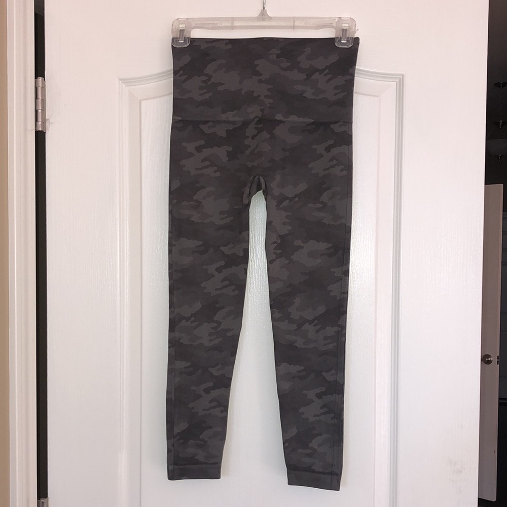 Spanx “Look At Me Now” Cropped Seamless Green Camo Leggings, Size Medium.